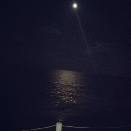 A imagem mostra a união o céu e o mar durante à noite, e o quanto nesse momento parece uma coisa só. 